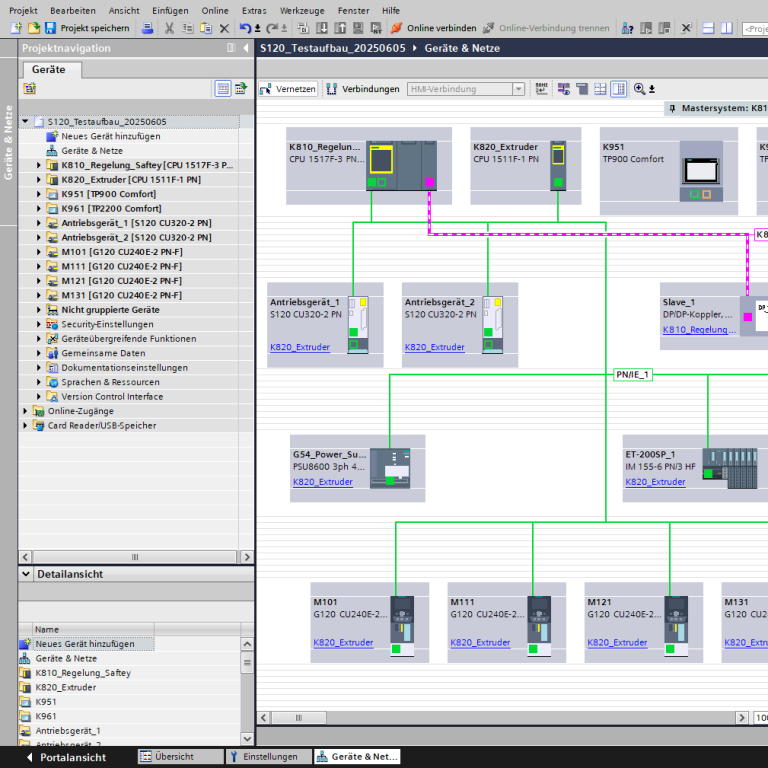 Laptop mit offenem Code-Editor und einer Tasse im Hintergrund.