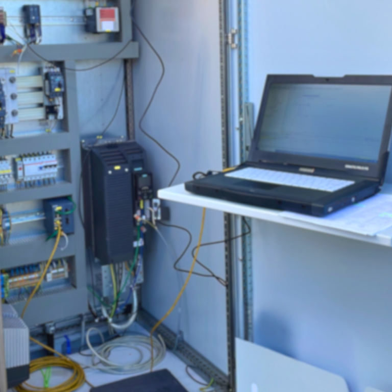 Diagramm zeigt Vernetzung von Geräten mit OPC UA, PROFINET und PROFIBUS in der Industrie.